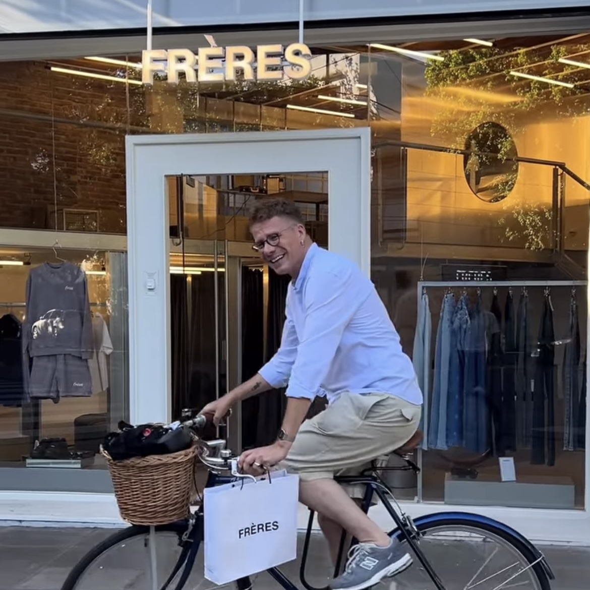 Foto de cliente en la puerta del local de Freres en Palermo