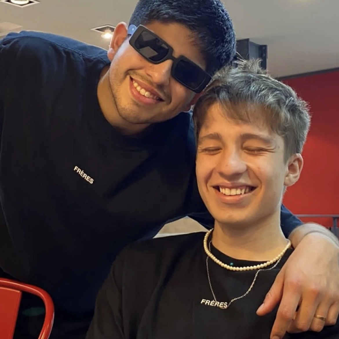 Foto selfie de dos clientes jovenes.